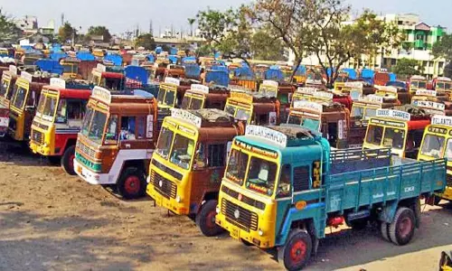 நெல்லை மாவட்டத்தில் லாரிகள் வேலை நிறுத்தம்