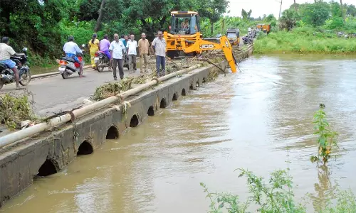 களக்காடு பகுதியில் விடிய, விடிய பெய்த கனமழையால் ஆறு, கால்வாய்களில் திடீர் வெள்ளம்
