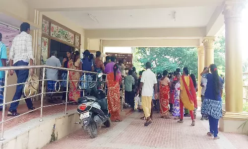 ஆதார் அட்டைக்காக பள்ளி மாணவிகள் காத்திருப்பு