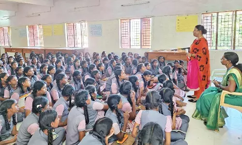 போக்சோ சட்டம் குறித்து டவுன் பள்ளி மாணவிகளுக்கு போலீசார் விழிப்புணர்வு