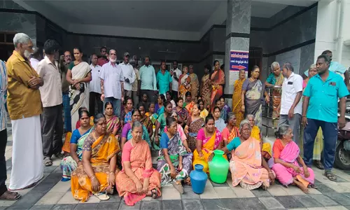 கொண்டலாம்பட்டி மண்டல அலுவலகத்தை காலி குடங்களுடன் முற்றுகையிட்ட பொதுமக்கள்