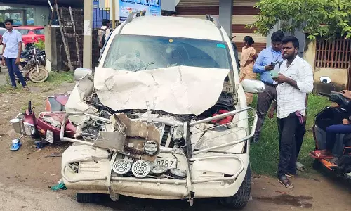 கடலூர் அருகே கார்- மோட்டார் சைக்கிள் மீது ஆம்னி பஸ் மோதியது: 3 பேர் காயம்