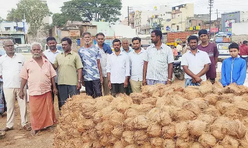 பல ஆண்டுகளாக இயங்கி வரும் வார சந்தையை வேறு இடத்துக்கு மாற்ற வியாபாரிகள் எதிர்ப்பு