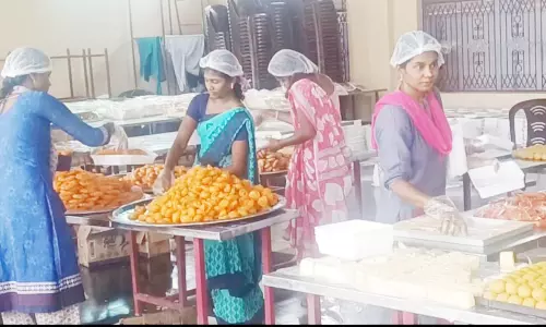 தீபாவளி பண்டிகைக்கு இனிப்புகள் தயாரிக்கும் பணி தீவிரம்