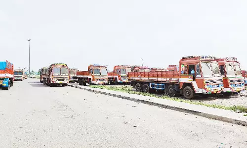 தருமபுரி மாவட்டத்தில் 3,500 லாரிகள் ஓடவில்லை