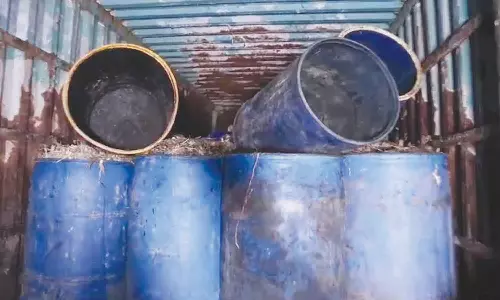 களியக்காவிளை அருகே கேரளாவில் இருந்து கோழி கழிவுகள் ஏற்றி வந்த லாரி சிறைபிடிப்பு