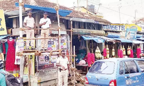 தீபாவளி பண்டிகையை முன்னிட்டு தாராபுரம் நகரில் 24 மணி நேரமும் போலீசார் தீவிர கண்காணிப்பு