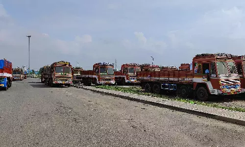 காலாண்டு வரி உயர்வை கண்டித்து வேலை நிறுத்த போராட்டம் அறிவிப்பு: 3,500 லாரிகள் ஓடவில்லை