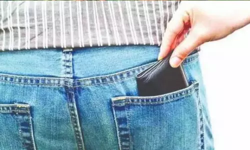 தீபாவளி பண்டிகை கோலாகல ஆரம்பம்: பிக்பாக்கெட் திருடர்கள் ஜாக்கிரதை - போலீசார் ஒலி பெருக்கி மூலம் விழிப்புணர்வு