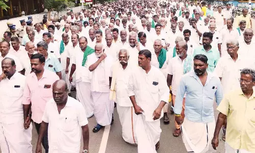 பெரியார் கால்வாயில் விவசாயத்திற்கு தண்ணீர் திறக்கக்கோரி கடையடைப்பு-முற்றுகை போராட்டம்