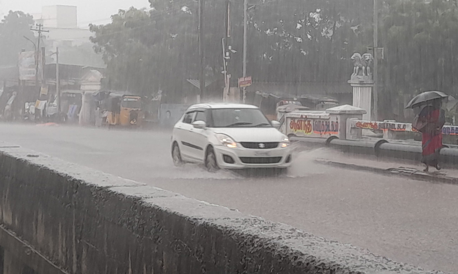 டெல்டா மாவட்டங்களில் விடிய விடிய கொட்டித்தீர்த்த கனமழை:  மின்னல் தாக்கியதில் மீனவர் பலி