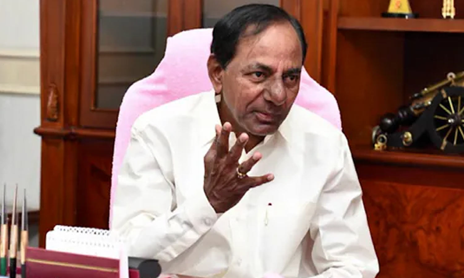 தேர்தல் மனுவில் நான் ஒரு விவசாயி என குறிப்பிட்ட சந்திரசேகர ராவ்- சொந்தமாக கார் கூட இல்லை என தகவல்