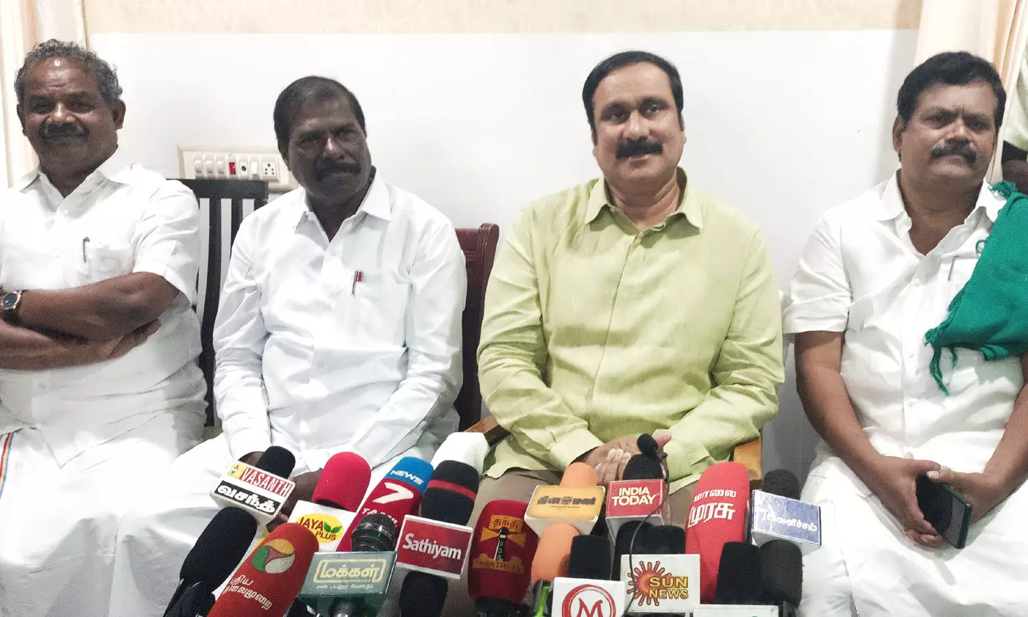 தி.மு.க.வின் நீட் தேர்வுக்கு எதிரான கையெழுத்து இயக்கத்துக்கு பா.ம.க. ஆதரவு: அன்புமணி ராமதாஸ் தி.மு.க.வின் நீட் தேர்வுக்கு எதிரான கையெழுத்து இயக்கத்துக்கு பா.ம.க. ஆதரவு: அன்புமணி ராமதாஸ்