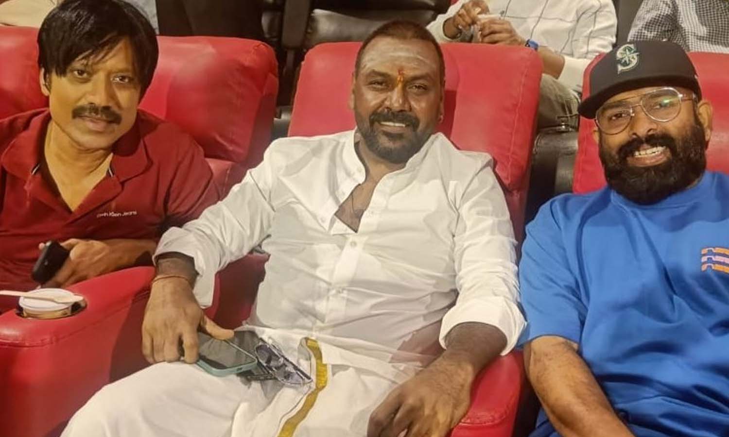 ரசிகர்களுடன் முதல் காட்சியை பார்த்த ஜிகர்தண்டா -2 படக்குழு