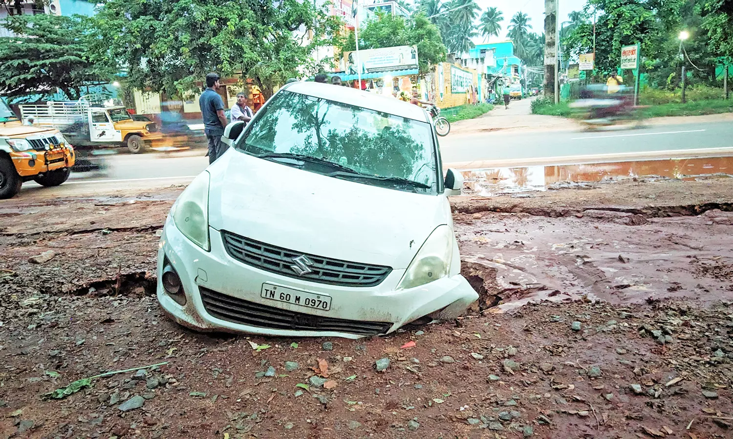 சின்னமனூர் அருகே பள்ளத்தில் கவிழ்ந்த கார்