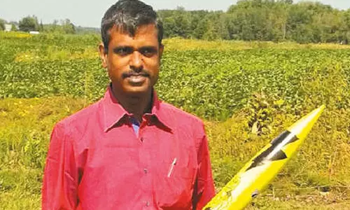 பாராட்டு தொகை ரூ.25 லட்சத்தை படித்த கல்லூரிகளுக்கு பகிர்ந்தளித்த விஞ்ஞானி வீரமுத்துவேல்