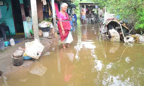 கோவை செல்வபுரத்தில் குளம் நிரம்பி தண்ணீர் வீடுகளுக்குள் புகுந்ததால் பொதுமக்கள் தவிப்பு