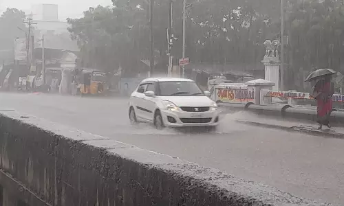 டெல்டா மாவட்டங்களில் விடிய விடிய கொட்டித்தீர்த்த கனமழை:  மின்னல் தாக்கியதில் மீனவர் பலி