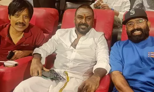 ரசிகர்களுடன் முதல் காட்சியை பார்த்த ஜிகர்தண்டா -2 படக்குழு