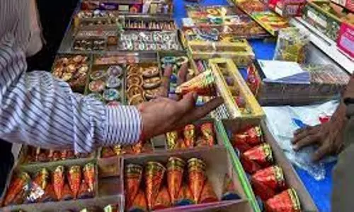 அனுமதியின்றி விற்பனை செய்த ரூ.3.25 லட்சம் பட்டாசுகள் பறிமுதல்