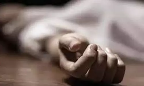 திருச்சி அருகே  -  காரின் டயர் வெடித்து பைக்கில் சென்றவர் பலி