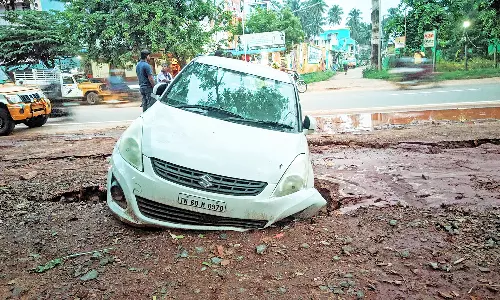 சின்னமனூர் அருகே பள்ளத்தில் கவிழ்ந்த கார்