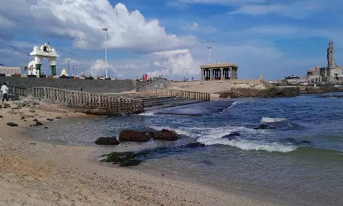 கன்னியாகுமரியில் கடல் உள்வாங்கியது: சுற்றுலா பயணிகள் பீதி