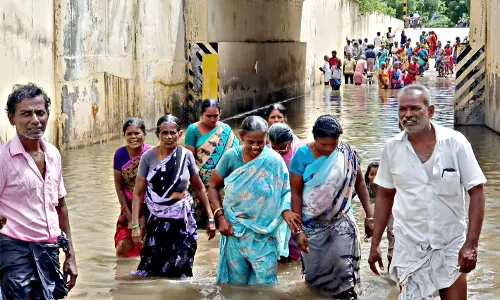 ரெயில்வே சுரங்கப்பாதையில் தேங்கிய மழைநீரை அகற்றக்கோரி போராட்டம்