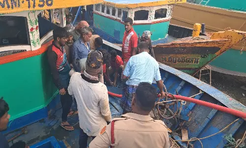 மீன்பிடி துறைமுகத்தில் நிறுத்தி இருந்த விசைப்படகில் தீ விபத்து: ரூ.3 லட்சம் மதிப்பிலான பொருட்கள் எரிந்து சேதம்