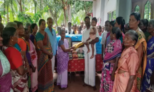 மகாராஜபுரத்தில் 300 பெண் பணியாளர்களுக்கு நலத்திட்ட உதவிகள்