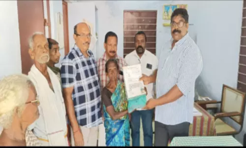 வேர்கிளம்பி பேரூராட்சியில் முதியோர்களுக்கு வேட்டி-சேலை வழங்கல்
