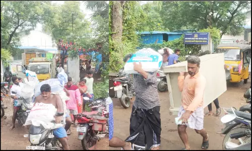 நிதி நிறுவனத்தில் பொருட்களை அள்ளி சென்ற பொதுமக்கள்