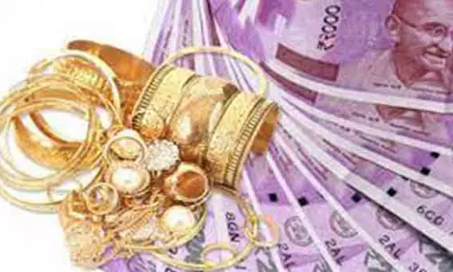 வீடு புகுந்து நகை, பணம் திருட்டு