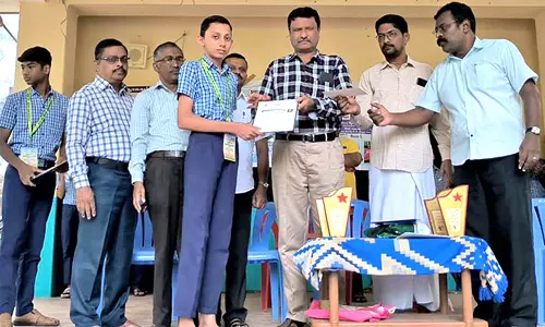 அறிவியல் கண்டுபிடிப்பில் முதலிடம் பெற்ற காயல்பட்டினம் பள்ளி மாணவர்களுக்கு பாராட்டு