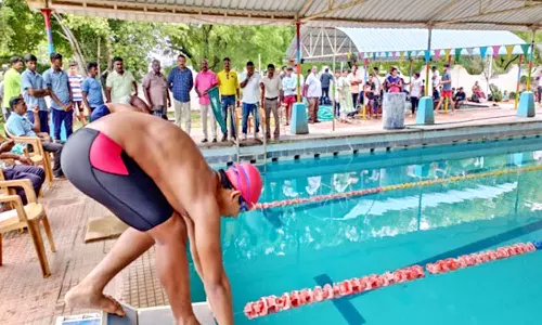 பாளை அண்ணா விளையாட்டு மைதானத்தில் நெல்லை வருவாய் மாவட்ட அளவிலான நீச்சல் போட்டி