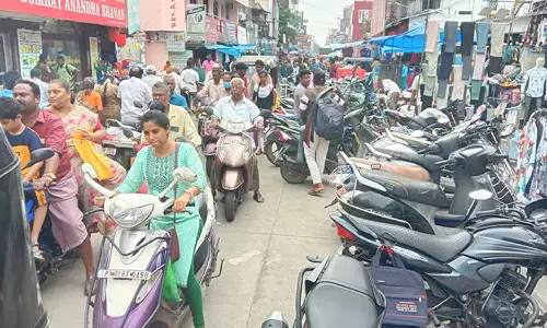 தீபாவளி பொருட்கள் வாங்க பொதுமக்கள் கூட்டம் அலைமோதல்