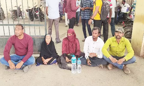 பத்திரபதிவு அலுவலகம் முன்பு தர்ணா