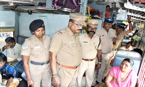 2-வது நாளாக பயணிகள் உடமை தீவிர பரிசோதனை