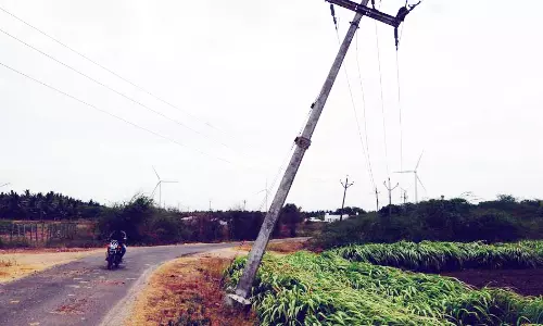 அறுந்து விழும் மின்கம்பிகள் அருகில் செல்ல வேண்டாம்