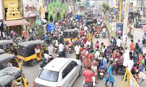 தீபாவளியை முன்னிட்டு  கண்காணிப்பு பணியில் ஈடுபட்டுள்ள 2 ஆயிரம் போலீசார்