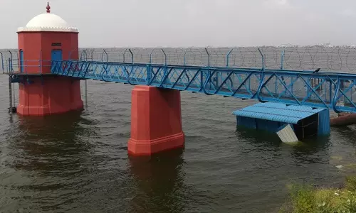 சென்னை புறநகரில் பலத்த மழை: புழல் ஏரிக்கு நீர்வரத்து 606 கன அடியாக அதிகரிப்பு