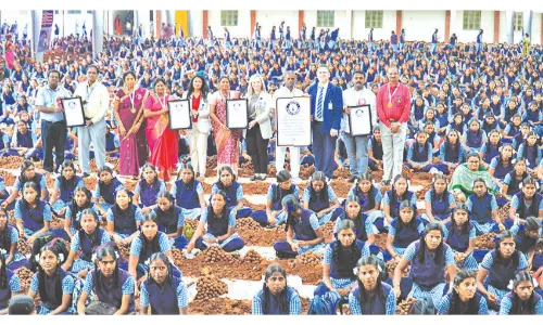 4 மணி நேரத்தில் 25 லட்சம் விதைப்பந்துகள் தயாரித்து உலக சாதனை புரிந்த அரசு பள்ளி மாணவிகள்