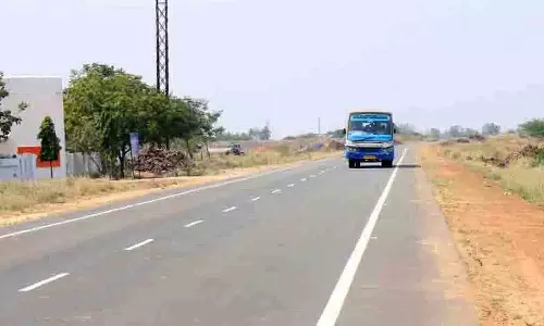 பல்லடம் அருகே சாலையை அகலப்படுத்த பொதுமக்கள் கோரிக்கை