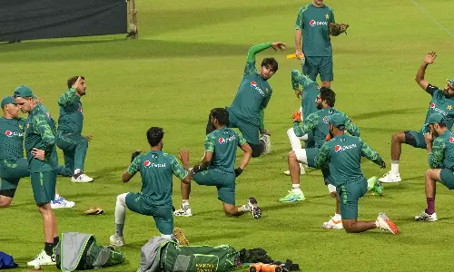 இங்கிலாந்துடன் நாளை மோதல்: பாகிஸ்தான் அரை இறுதிக்கு தகுதி பெறுவது கடினம்