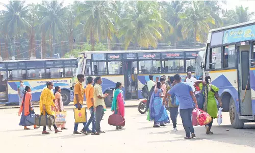 தீபாவளி ஜவுளி-இனிப்புகள் வாங்க திரண்ட மக்களால் திணறிய திருப்பூர்