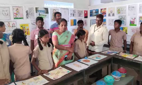 குடிமங்கலம் அரசு பள்ளியில் ஓவிய கண்காட்சி