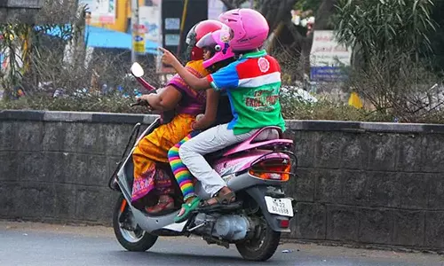 ஹெல்மெட் விழிப்புணர்வு பிரசாரம்