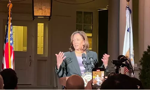 இருளை விலக்கி ஒளியை ஏற்படுத்துவதாக அமையட்டும்: கமலா ஹாரிஸ் தீபாவளி வாழ்த்து