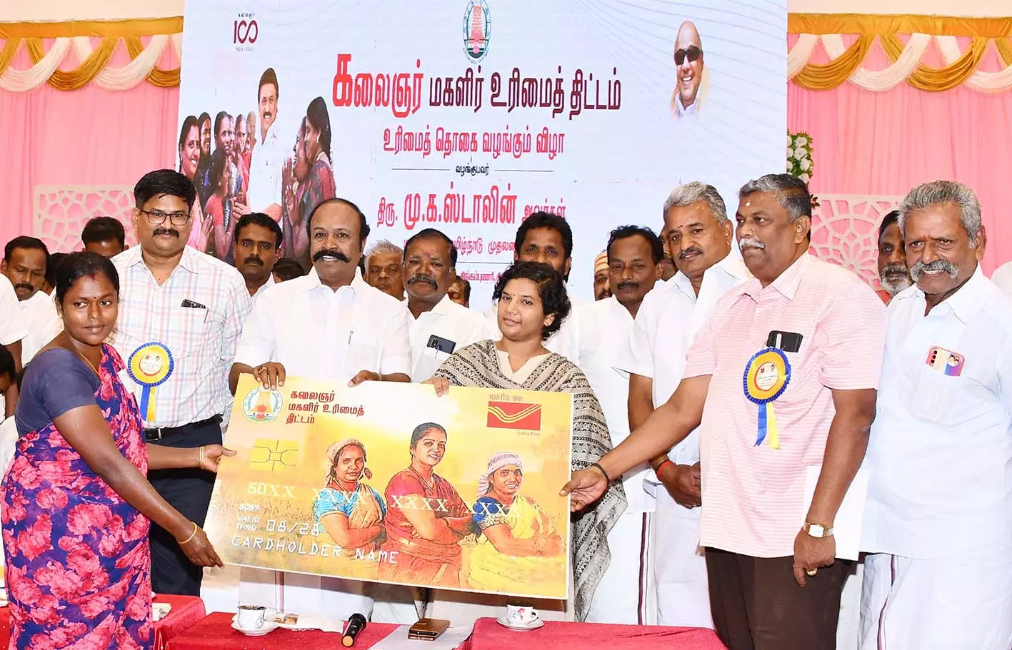 அரசின் நலத்திட்டங்களை பெற்று பெண்கள் வாழ்வாதாரத்தை மேம்படுத்தி கொள்ள வேண்டும்-அமைச்சர் பேச்சு