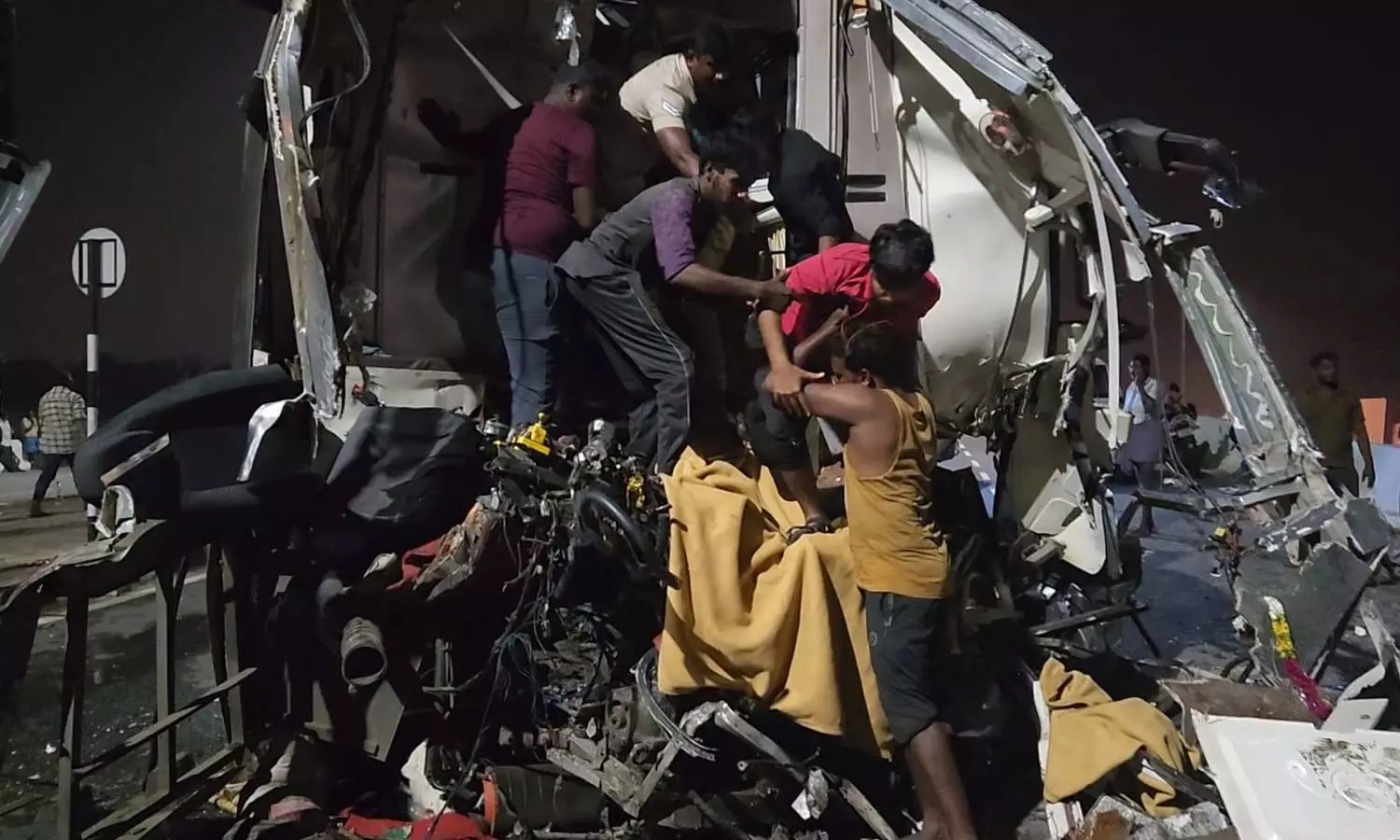 திருப்பத்தூர் சாலை விபத்து: மீட்பு பணியில் ஈடுபட்ட போலீஸ்காரர் மயங்கி விழுந்து பலி